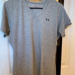V-neck t-shirt